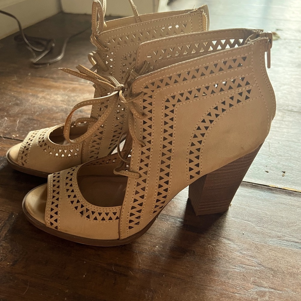 RESTRICTED LEATHER HEELS